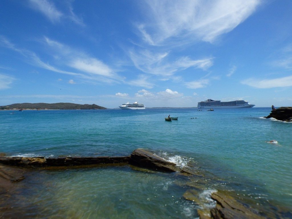 Vista do mar e navios de cruzeiro em Búzios