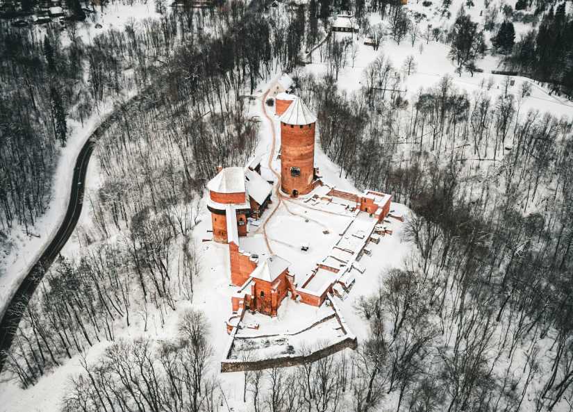 Castelo de Turaida coberto de neve no inverno da Letônia.
