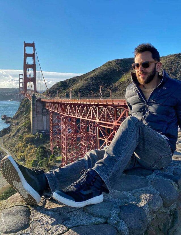 Homem na frente da Golden Gate, em San Francisco.