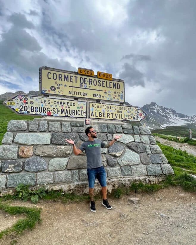 Na travessia dos Alpes em Cormet de Roselend com as deslumbrantes montanhas da França ao fundo, com a internet funcionando com o chip da Holafly.