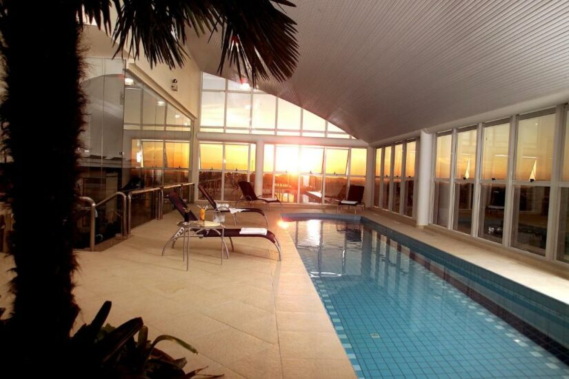 hotel romântico no Rio Grande do Sul com piscina coberta
