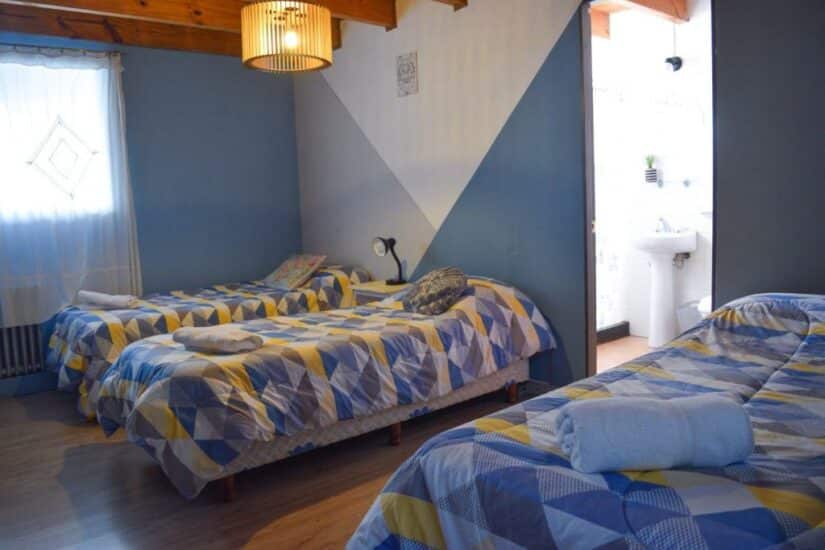 hostel em bariloche com quarto triplo