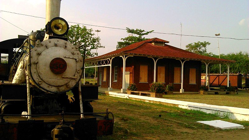 Locomotiva de trem estacionada em estação de Porto Velho